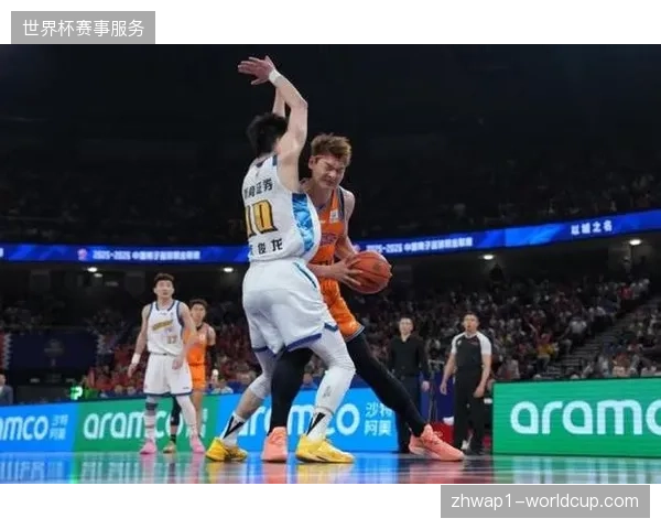 王哲林低位强攻摧毁广厦防线，上海队系列赛总比分2-0领先